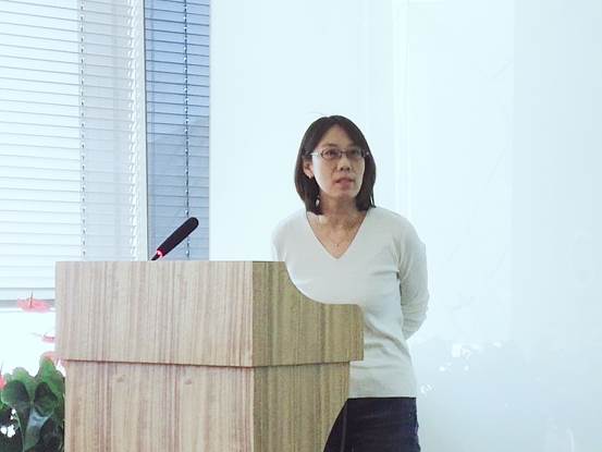 人站在门前描述已自动天生