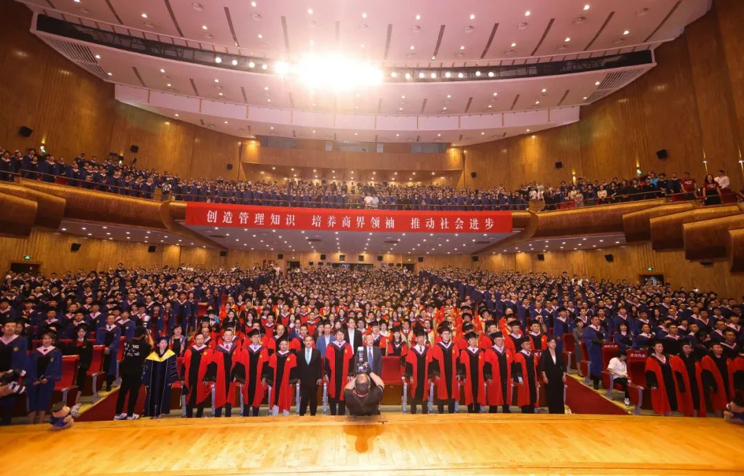 向光而行，奔赴下一程山海｜北大NG视讯2023年毕业典礼进行