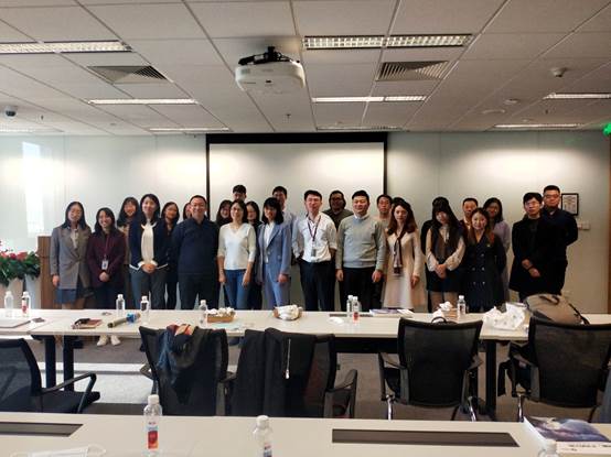 会议室里的人们描述已自动天生